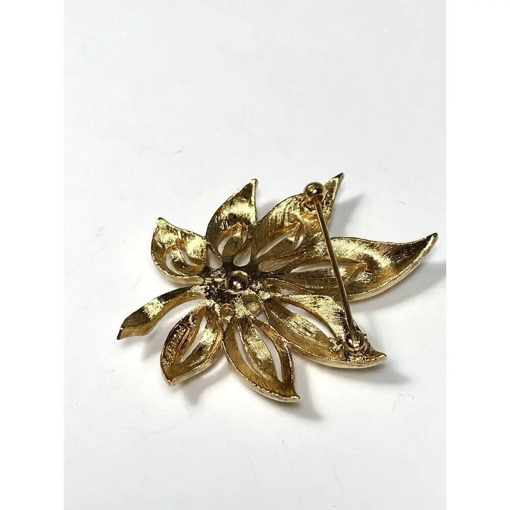Monet brooch leaf